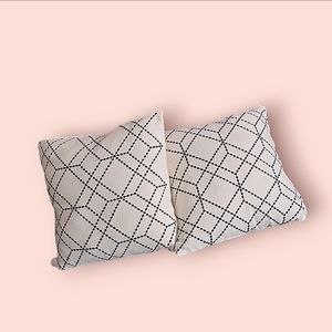 2x decorative pillows